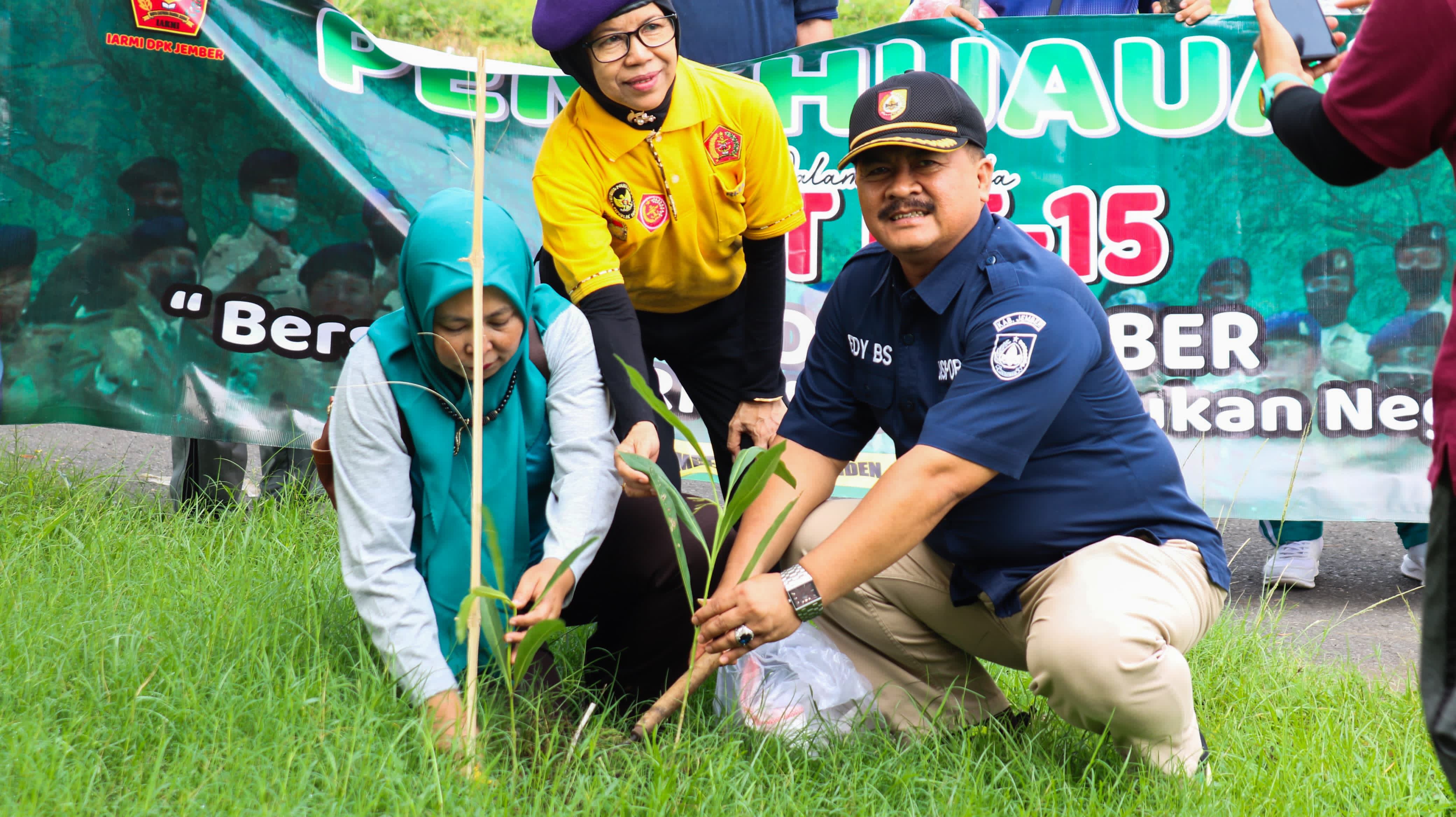 Sinergi dan Kolaborasi Kepemudaan Tanam 300 pohon : IARMI Jember dan DISPORA JEMBER Gelar Penghijauan di Halaman Stadion Jember Sport Garden (JSG)